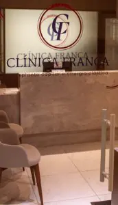 Mostrador de recepción en Clínica França con asientos modernos en la sala de espera