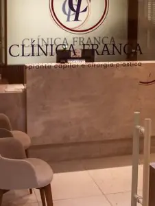Mostrador de recepción en Clínica França con área de espera moderna