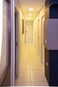 Pasillo de la clínica França con iluminación moderna y suelo de baldosas limpio