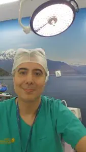 غرفة عمليات عيادة جراحة تجميل مع جراح وضوء جراحي حديث