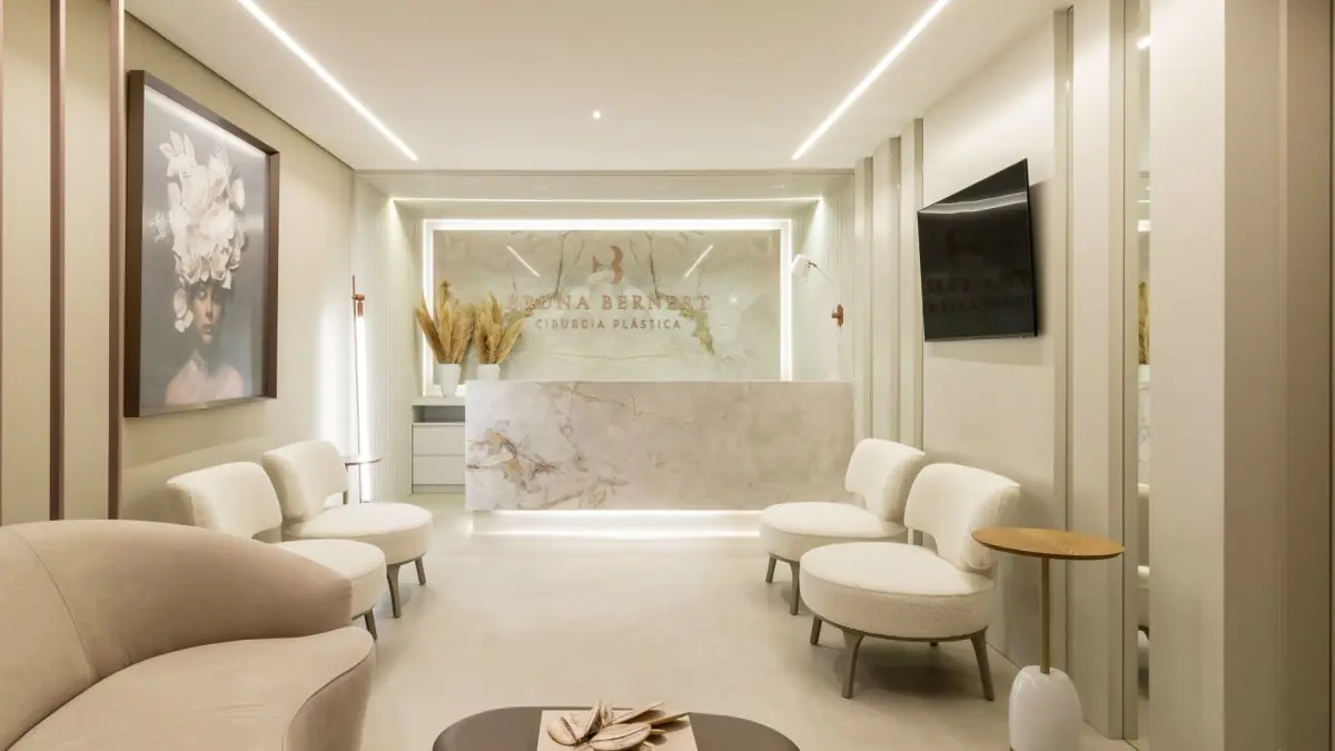 Accueil de la clinique Bernert avec décoration moderne et sièges confortables