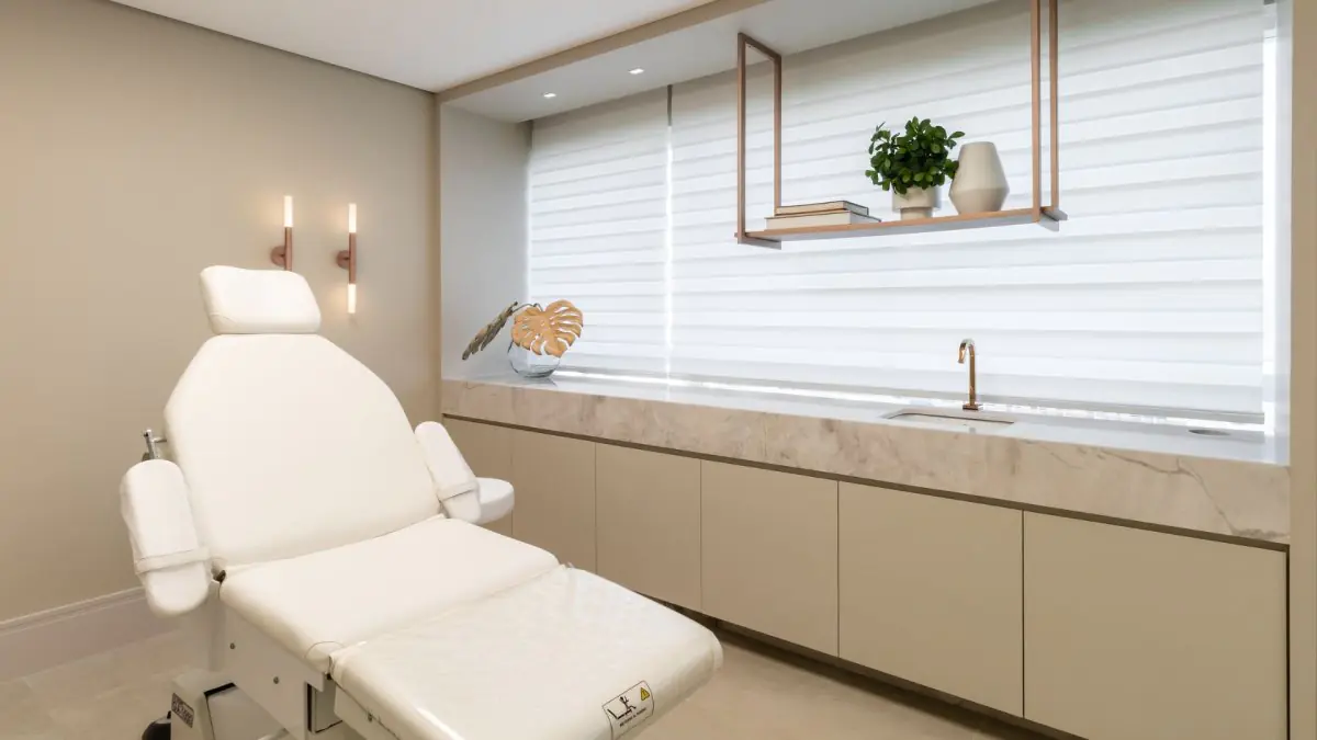 Salle de soins moderne avec fauteuil médical et évier à la clinique Bernert