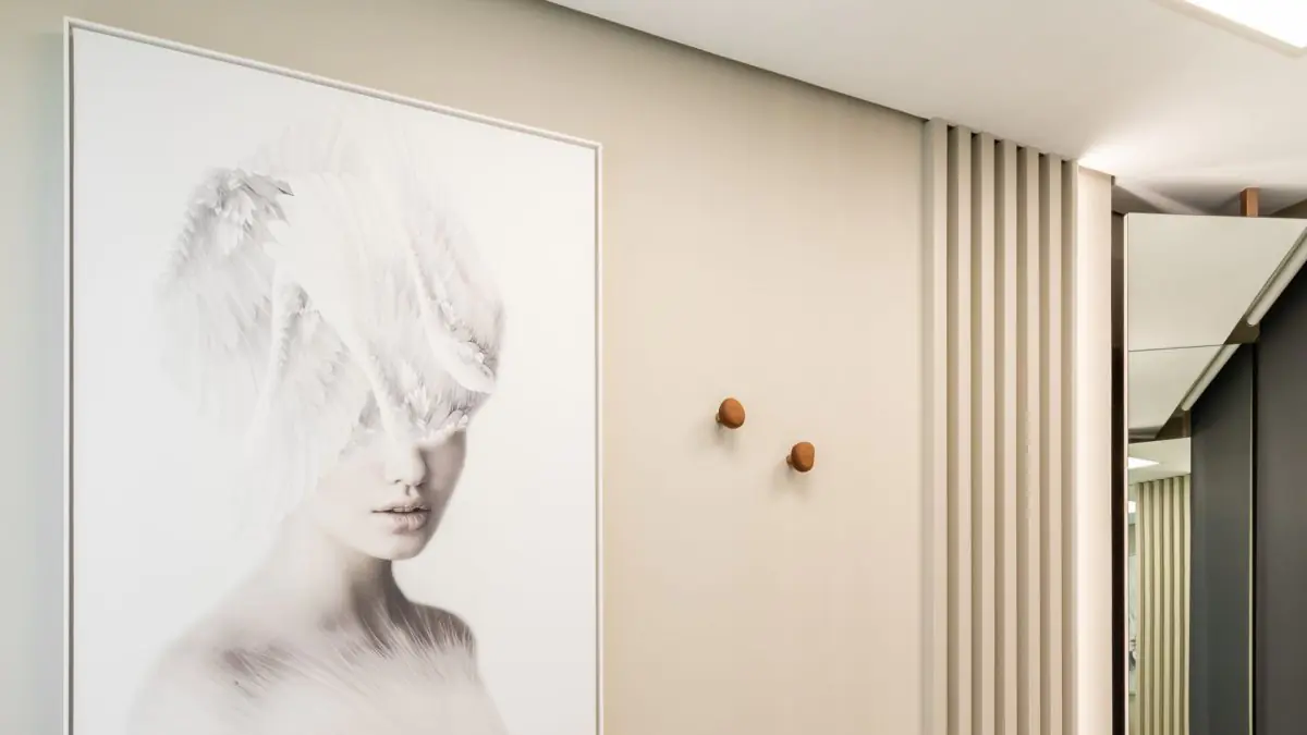Intérieur moderne de la clinique Bernert avec décoration artistique et design minimaliste