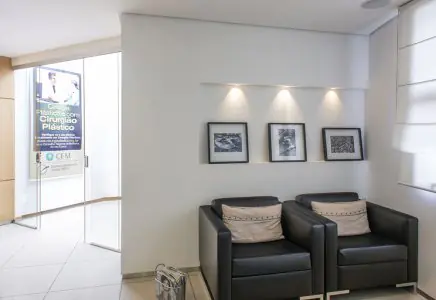 Sala de espera en la Clínica de Cirugía Plástica Dr. Leonardo Gasbarro con asientos modernos
