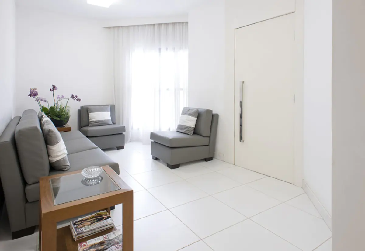 Waiting room at Dr. Leonardo Gasbarro Plastic Surgery Clinic with modern seating
