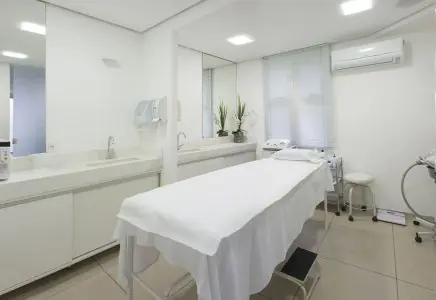 Sala de tratamientos en la Clínica de Cirugía Plástica Dr. Leonardo Gasbarro con equipo moderno