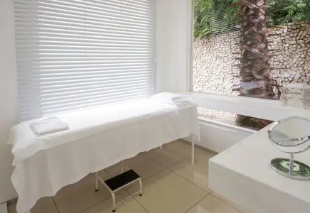 Sala de consulta en la Clínica de Cirugía Plástica Dr. Leonardo Gasbarro con camilla