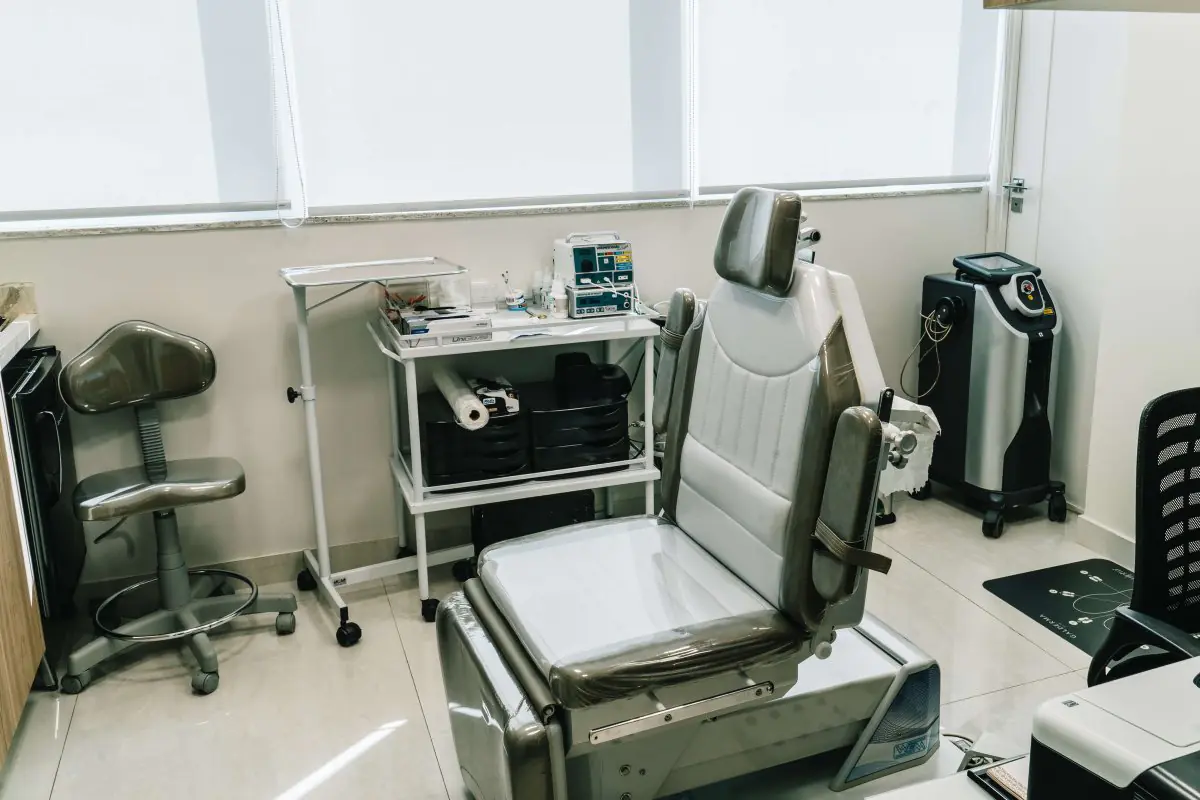 Modern treatment room with medical equipment at Costa Daher Clinic