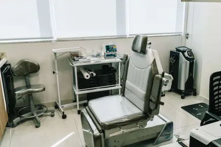 غرفة علاج حديثة مع معدات طبية في عيادة كوستا داهر