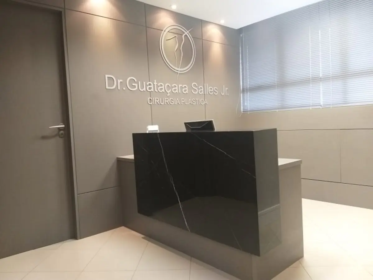 Стійка рецепції в клініці пластичної хірургії Dr. Guataçara Salles Jr., сучасний дизайн