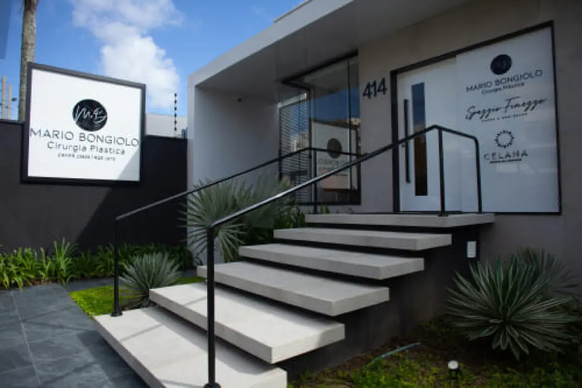 Clinic facade of Dr. Mario Bongiolo Cirugía Plástica with modern entrance