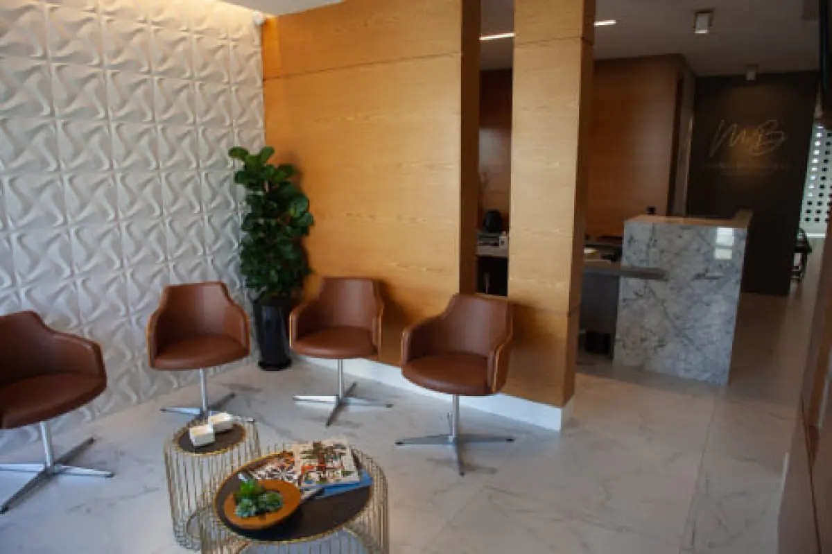Reception and waiting area at Dr. Mario Bongiolo clinic with modern decor