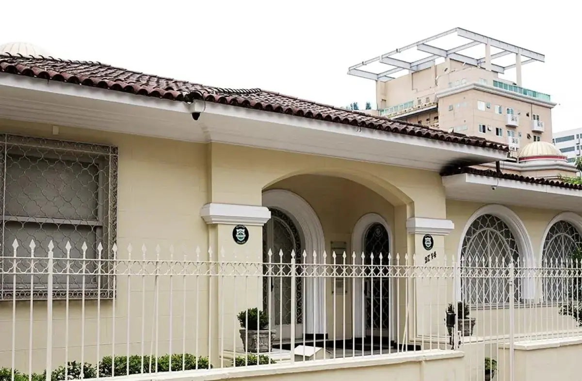 Dr. Alexandre Meira clinic exterior with gated entrance in Brazil