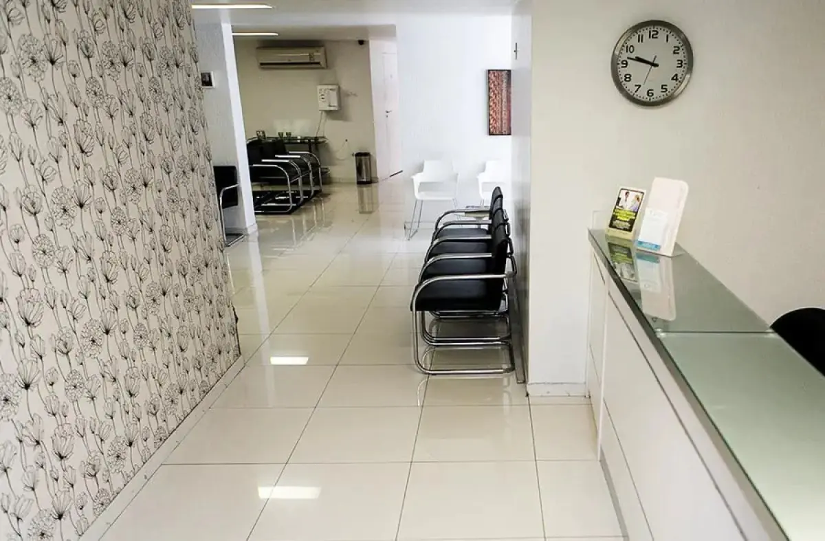 Reception and waiting area at Dr. Alexandre Meira clinic with modern seating