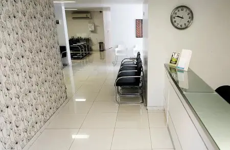 منطقة الاستقبال والانتظار في عيادة Dr. Alexandre Meira بمقاعد حديثة