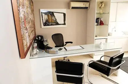 مكتب استشارات الطبيب في عيادة Dr. Alexandre Meira، ديكور طبي حديث