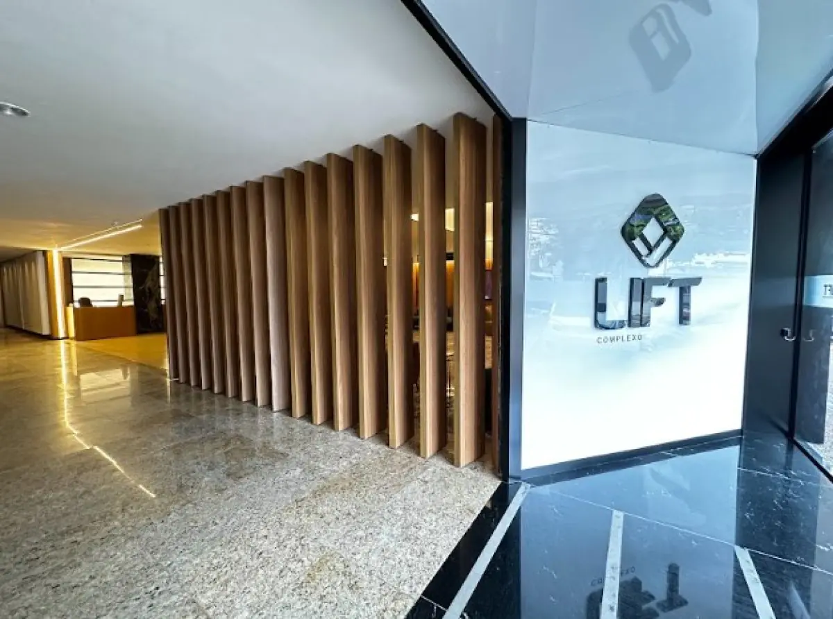 Современный вход и ресепшн клиники Lift Complexo Hospitalar