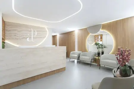 Área de recepción en Institute Beyond Plastic Surgery con decoración moderna y asientos