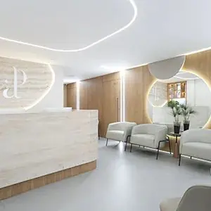 Área de recepción en Institute Beyond Plastic Surgery con decoración moderna y asientos
