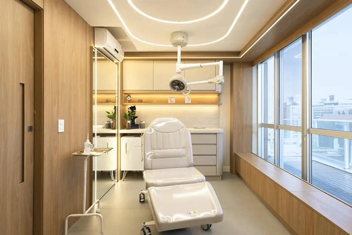 Сучасний процедурний кабінет в Institute Beyond Plastic Surgery з кріслом і видом на місто