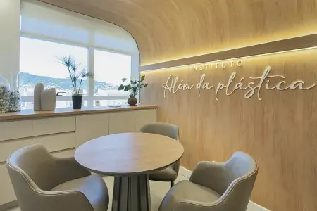 Sala de consultas en Institute Beyond Plastic Surgery con decoración moderna