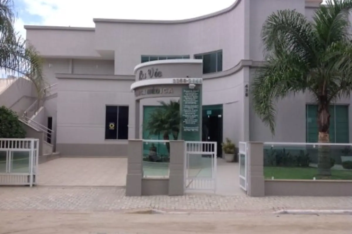 Exterior view of Plastic Surgery Clinic – Dr. Sérgio Keinert with modern facade
