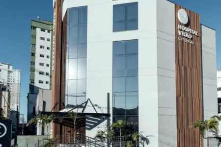 الواجهة الحديثة لمبنى عيادة Hospital Visão Litoral في البرازيل