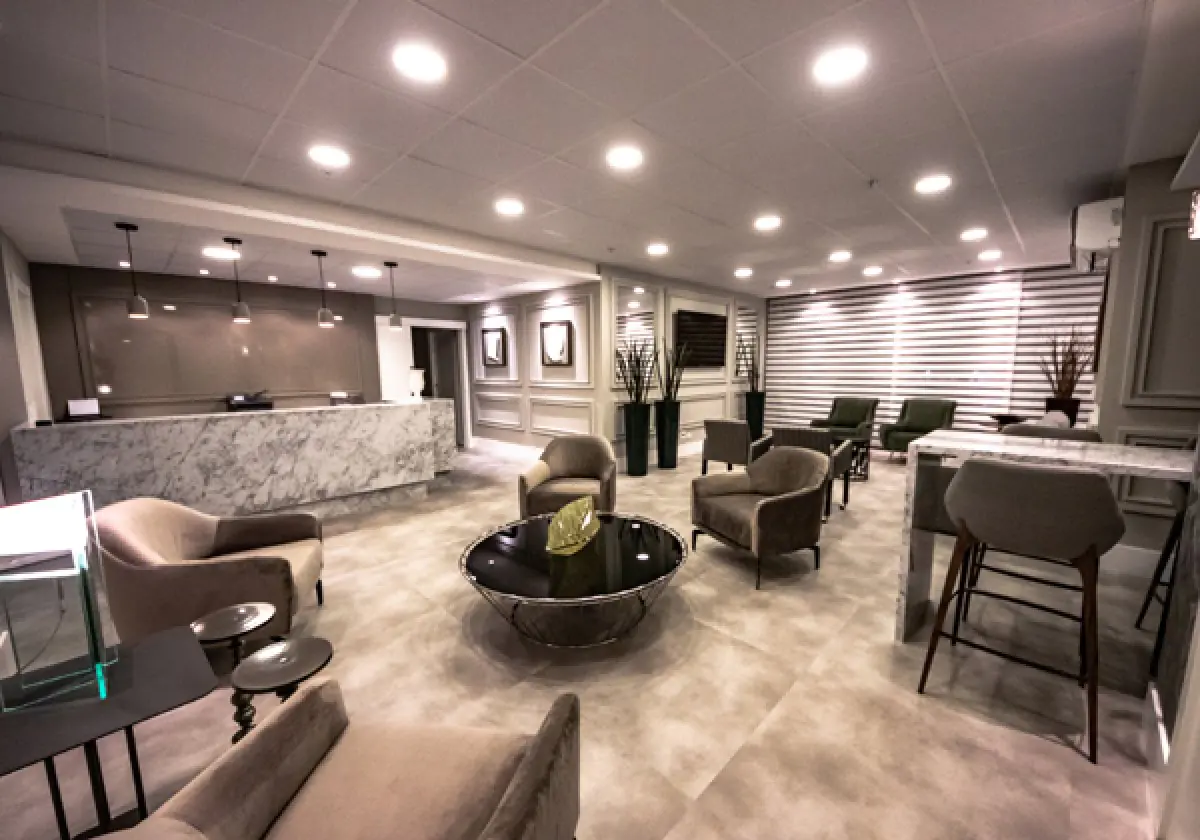 Reception and waiting area at Plastic Surgery Clinic – Dr. Sérgio Keinert, modern design