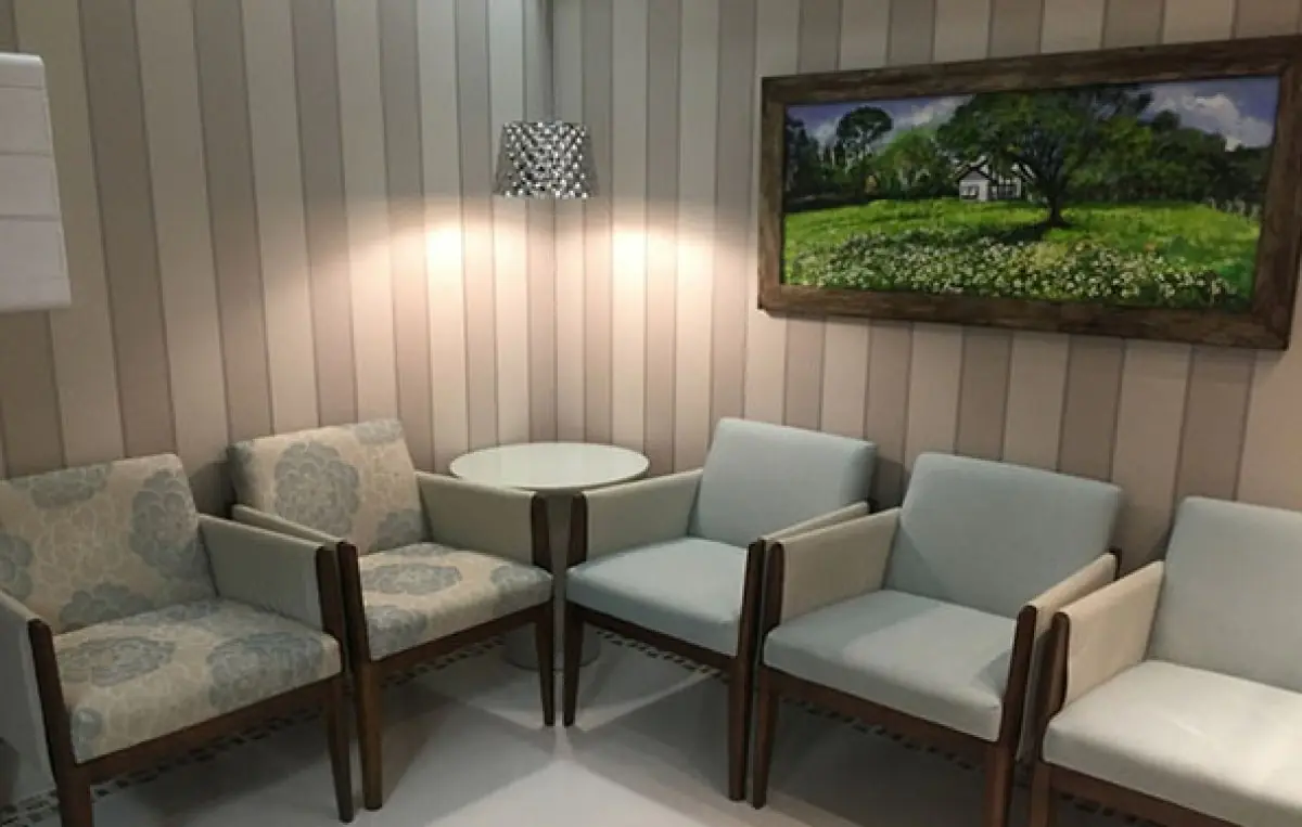 Waiting area at Hartmann Clinic with modern chairs and wall art
