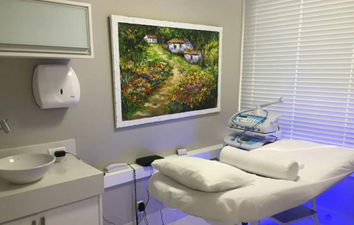 Treatment room at Hartmann Clinic with modern equipment and relaxing decor