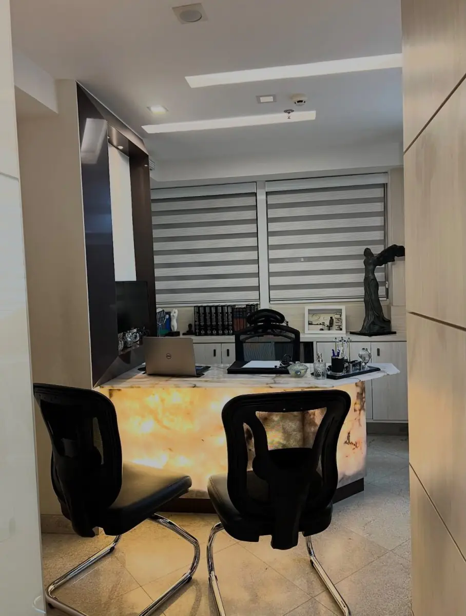Doctor's office at Dr. Marcelo Pontes clinic with modern desk and chairs
