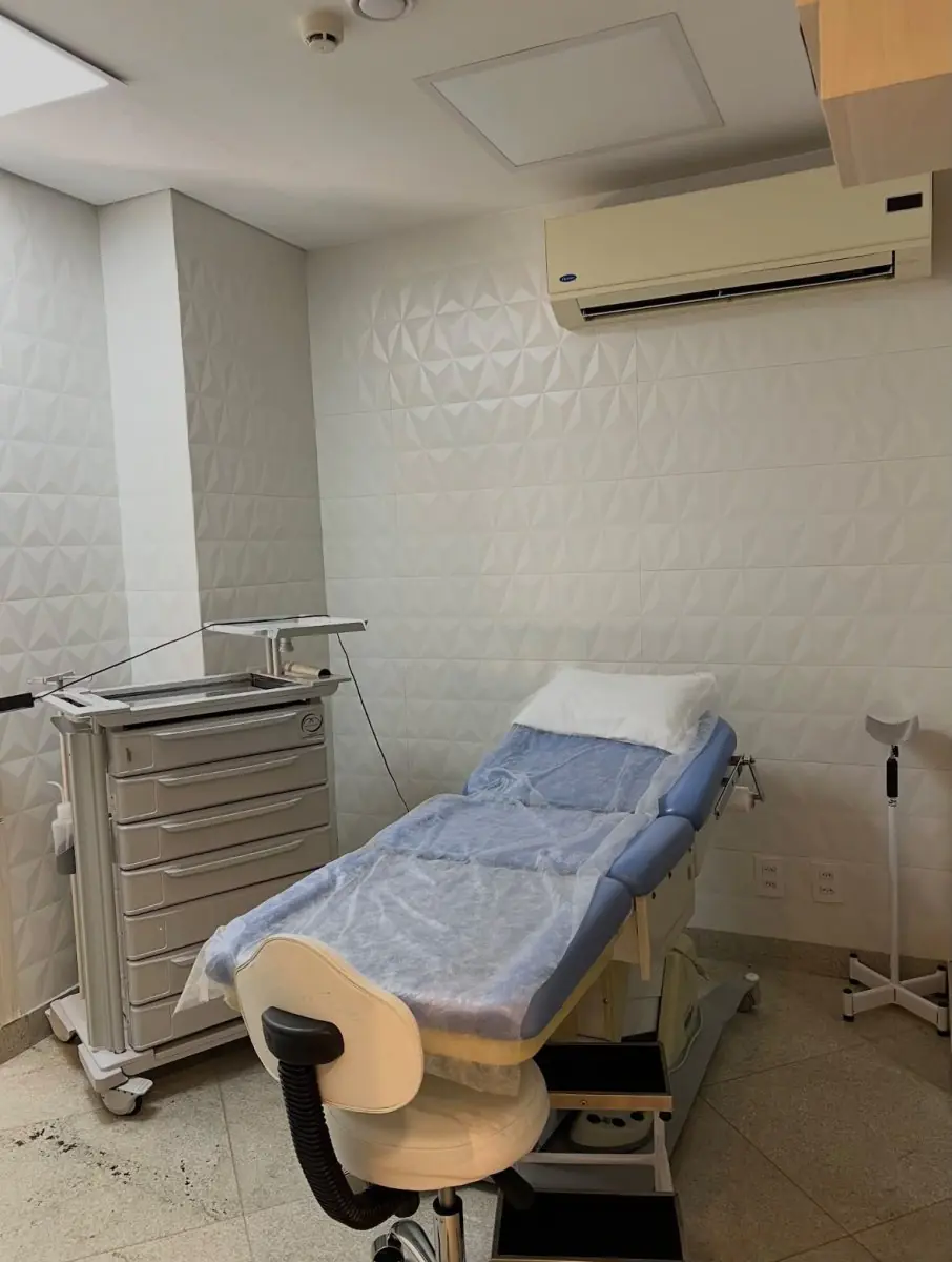 Modern treatment room at Dr. Marcelo Pontes clinic with exam chair and medical equipment