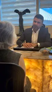 طبيب يستشير مريضًا في مكتب حديث في عيادة Dr. Marcelo Pontes