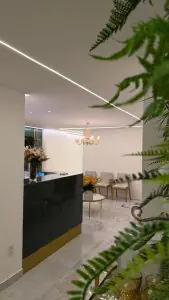 Área de recepción en Le Clinique con decoración moderna y sillas de espera
