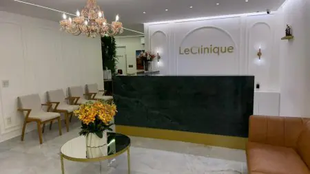 Área de recepción en Le Clinique con decoración moderna y asientos cómodos