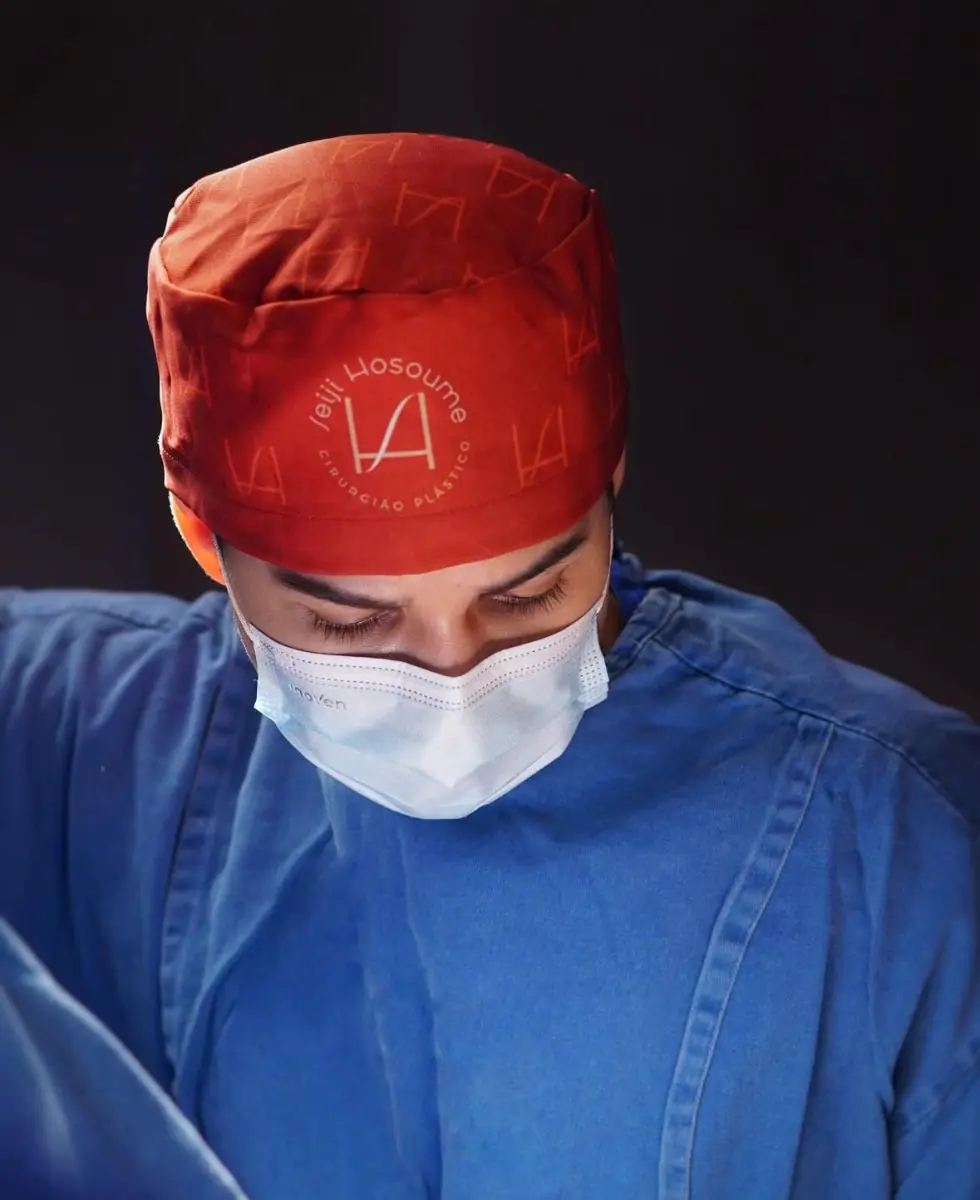 Пластический хирург в клинике Dr. Seiji Hosoume в хирургической одежде во время процедуры
