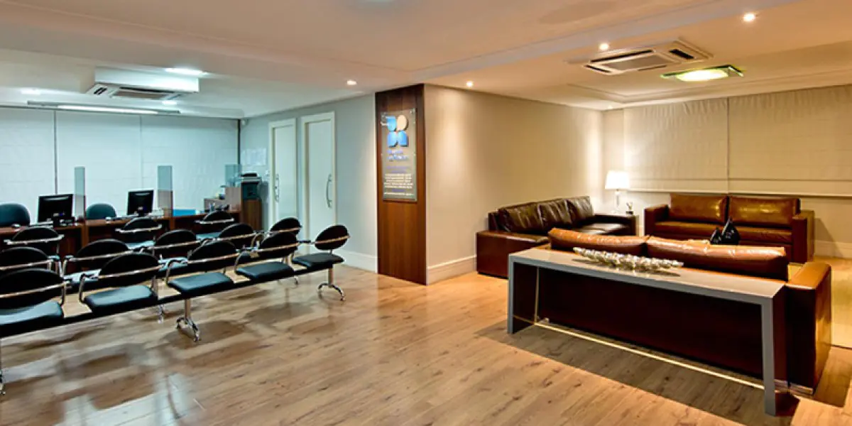 Modern waiting area at Colonetti clinic with comfortable seating and reception desk