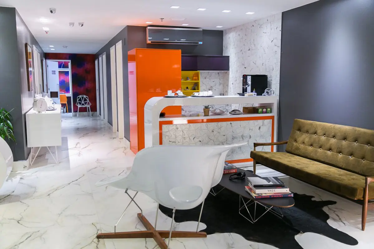 Modern reception and waiting area at Dr. Ivanoska Filgueira clinic with stylish decor