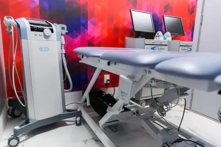 غرفة علاج بمعدات طبية حديثة في عيادة Dr. Ivanoska Filgueira