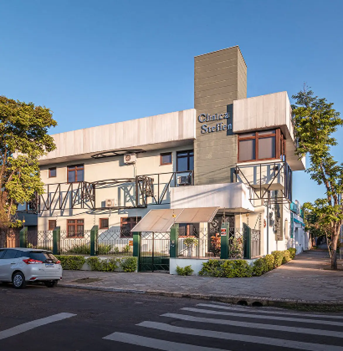 Außenansicht der Klinik Steffen, modernes medizinisches Gebäude in Brasilien
