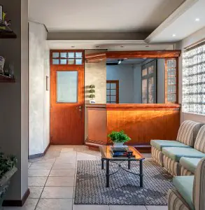 Área de recepción en la clínica Steffen con asientos modernos y mostrador de madera