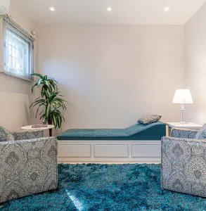 Sala de recuperación de pacientes en Steffen Clinic con decoración moderna