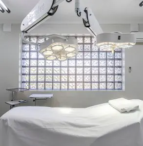 Quirófano moderno en la clínica Steffen con luces quirúrgicas y cama estéril
