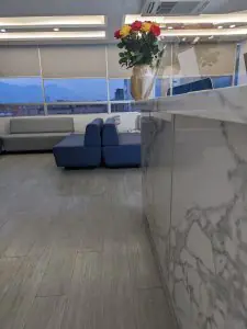 Área de recepción en la clínica de cirugía plástica Juan Pablo Rodríguez, MD con asientos modernos