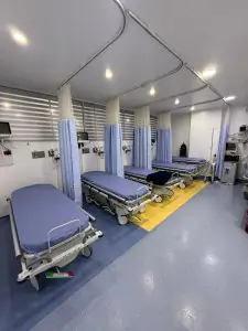 Sala de recuperación de pacientes en la clínica de cirugía plástica Dr. José Suárez con camas médicas