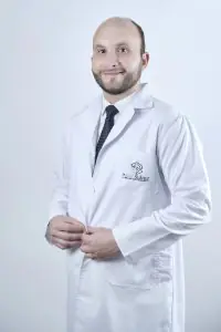 Cirujano plástico con bata blanca en la clínica Dr. José Suárez Cirugía Plástica