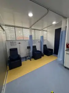 Sala de recuperación de pacientes en la clínica de cirugía plástica Dr. José Suárez con sillones reclinables