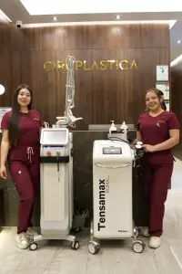 Personal médico con equipos estéticos en la recepción de la clínica CIRUPLASTICA