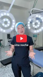 Quirófano en la clínica CIRUPLÁSTICA con luces quirúrgicas y personal médico