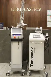 Equipos modernos de tratamientos estéticos en la recepción de CIRUPLASTICA
